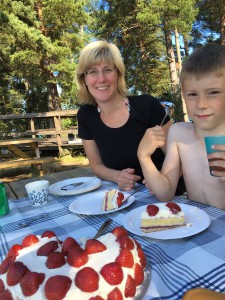 Malin Kvist fyllde år och firades med jordgubbstårta på midsommardagen. Andreas gillade tårtan som Mattias gjort!